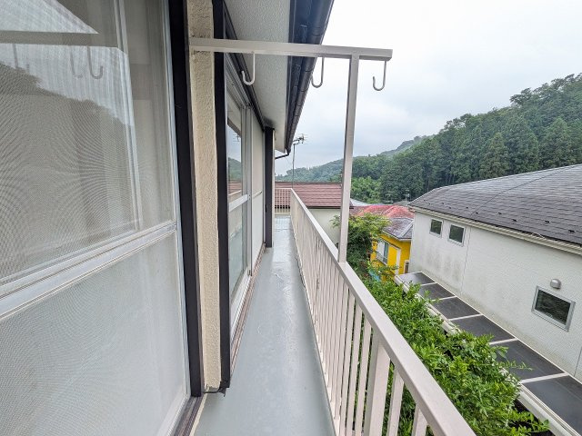 八王子市　初沢町　中古戸建てのバルコニー|～3部屋から出入り可能なバルコニー～