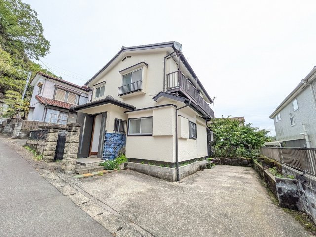 八王子市　初沢町　中古戸建ての前面道路含む現地写真|～南西側4ｍ道路に面しています～