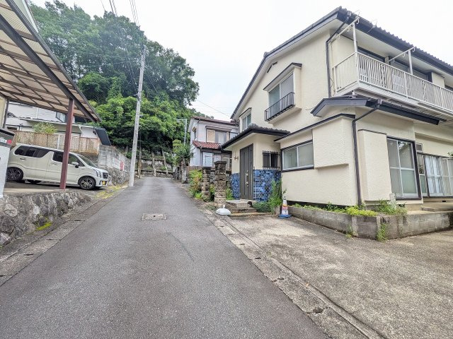 八王子市　初沢町　中古戸建ての前面道路含む現地写真|～南西側4ｍ道路に面しています～
