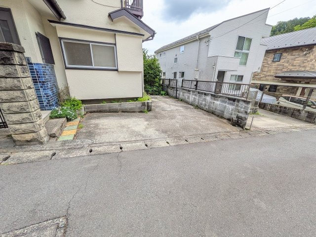 八王子市　初沢町　中古戸建ての駐車場|～2台駐車可能カースペース～