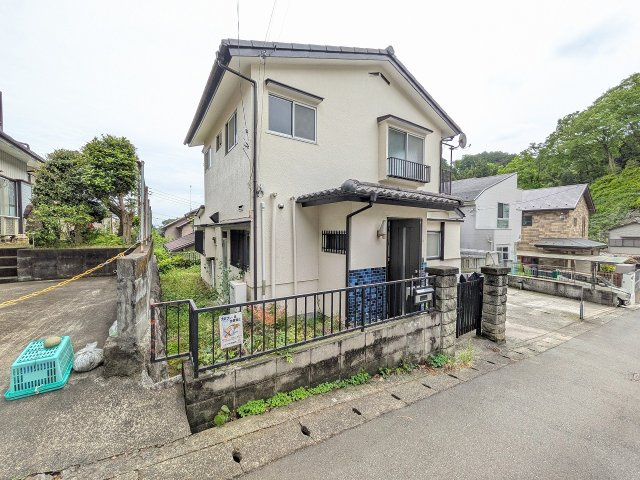 八王子市　初沢町　中古戸建ての外観|～高尾駅徒歩13分　内装リフォーム中の戸建て　2台駐車可能～