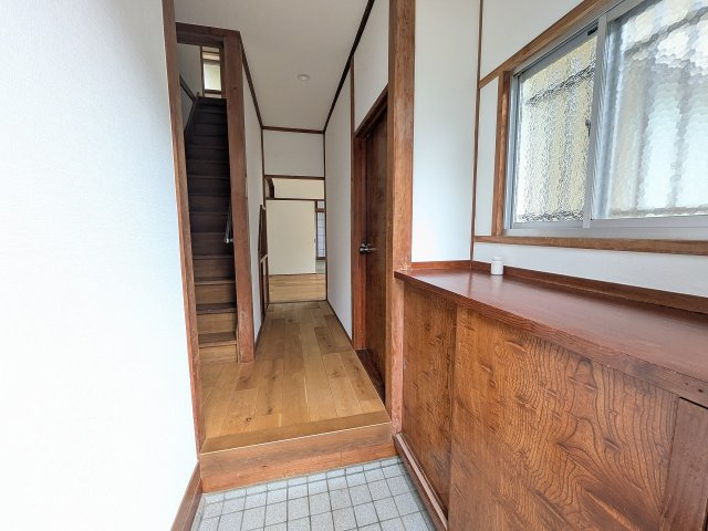八王子市　初沢町　中古戸建ての玄関|～玄関には大きな窓があり、明るく換気もしやすいです～