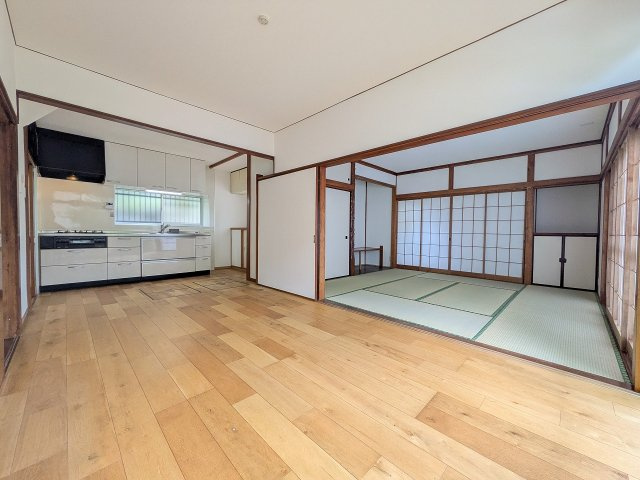 八王子市　初沢町　中古戸建ての居間・リビング|～10.5帖の明るいLDKで、家族団欒の時間をお過ごしいただけます～