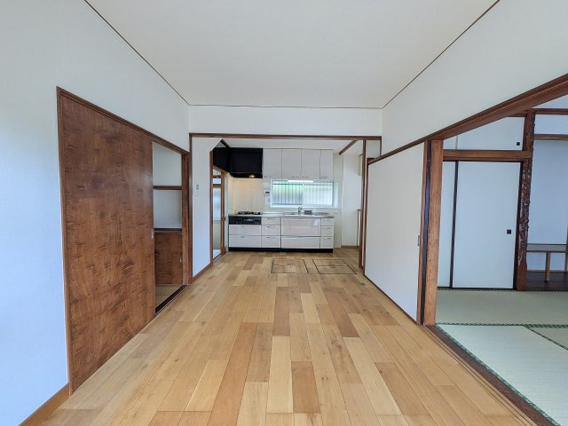 八王子市　初沢町　中古戸建ての居間・リビング|～10.5帖の明るいLDKで、家族団欒の時間をお過ごしいただけます～