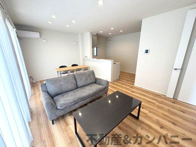 空港通7丁目の新築のおうち　松山市空港通7丁目新築戸建の居間・リビング|使いやすいリビングです