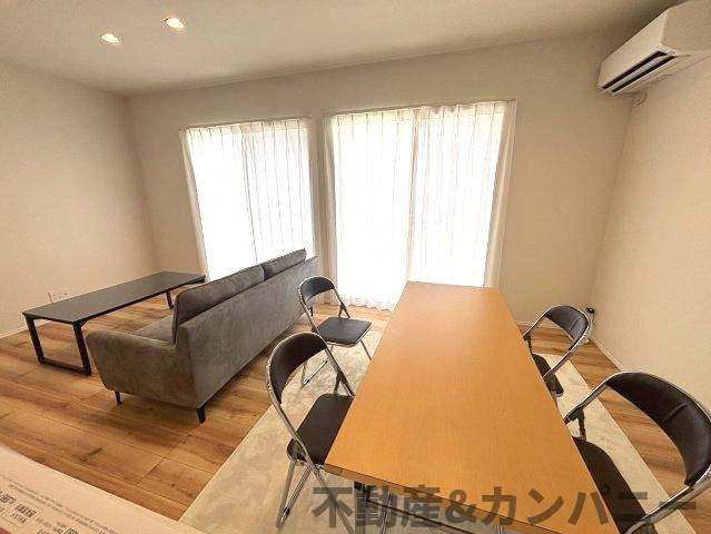 空港通7丁目の新築のおうち　松山市空港通7丁目新築戸建の居間・リビング|キッチンからみたリビングです