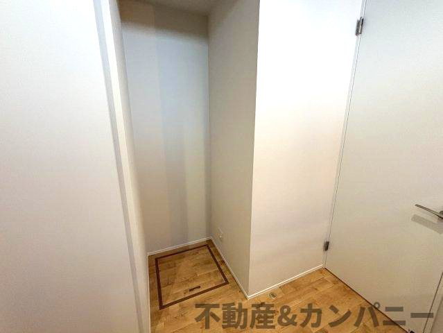 空港通7丁目の新築のおうち　松山市空港通7丁目新築戸建のその他|独立型洗面台の後ろに収納スペースがあります