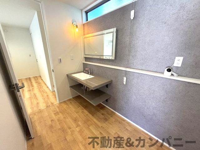 空港通7丁目の新築のおうち　松山市空港通7丁目新築戸建の独立洗面台|洗面台の上にはちょっとしたものを置けるスペースがあります