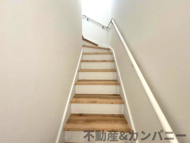 空港通7丁目の新築のおうち　松山市空港通7丁目新築戸建のその他|手すり付き階段です