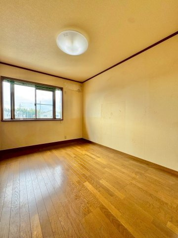 草津市新浜町　中古戸建ての洋室|2F 6帖洋室。南西側出窓から気持ちの良い陽の光を取り込みます。