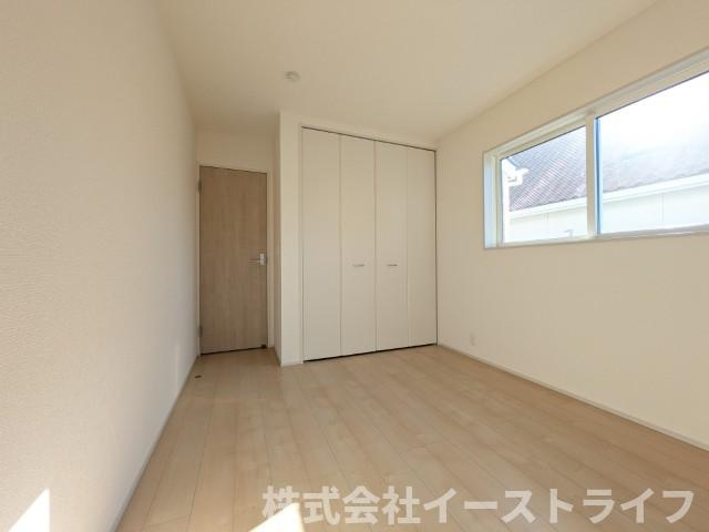 【新築戸建】　いわき市平祢宜町1期　全2棟　長期優良住宅の洋室|2号棟写真　洋室は和室と比べて家具を置いたり敷物を敷いたりと、カスタマイズ性が高いので、自分の好みの部屋にしやすいです。
