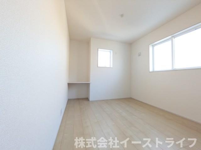 【新築戸建】　いわき市平祢宜町1期　全2棟　長期優良住宅の子供部屋|2号棟写真　窓から日が差し込む明るい洋室。シンプルな造りなので配置するインテリア次第でお好きなお部屋の雰囲気に変えられます。