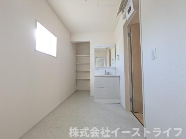 【新築戸建】　いわき市平祢宜町1期　全2棟　長期優良住宅の洗面所|2号棟写真　独立洗面台と備えつけの収納棚が完備された広い洗面室は乾燥機や物干しバーなどを設置しランドリールームとしても活用でき◎