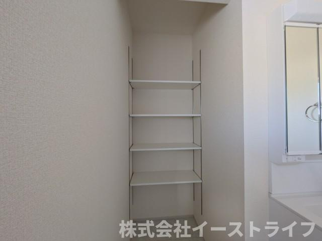 【新築戸建】　いわき市平祢宜町1期　全2棟　長期優良住宅の収納|2号棟写真　独立洗面台となりに完備された備え付けの収納は、収納ＢＯＸなどを利用すればお洒落な空間が広がります！