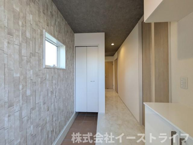 【新築戸建】　いわき市平祢宜町1期　全2棟　長期優良住宅の玄関|2号棟写真　アクセントクロスと大理石調のフローリングがお洒落な玄関です！シューズクローゼットが2ヶ所付いているので収納も◎