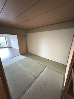 【和室】 | コスモヒルズ北野田 | 6帖の和室！扉を開けてリビングと一体空間、扉を閉じて個室にとフレキシブルに使えます。