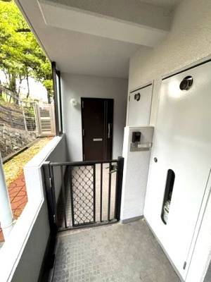 【玄関】 | コスモヒルズ北野田 | 専用ポーチが備わっており、独立性が高く、プライバシーが守られやすくなります。