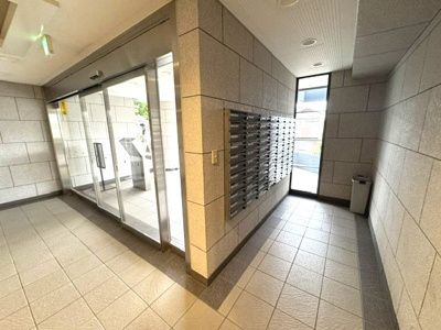 【設備】 | コスモヒルズ北野田 | 住まう方を迎え入れる美しいエントランス！マンション内から郵便物を受け取ることができ、防犯性が高いのもメリット。