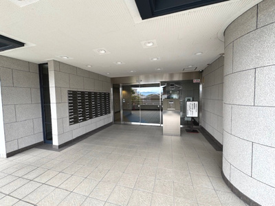 【エントランス】 | コスモヒルズ北野田 | 外部からの侵入者を防ぐオートロック付き！居住者様が安心・快適に暮らせるマンションです。
