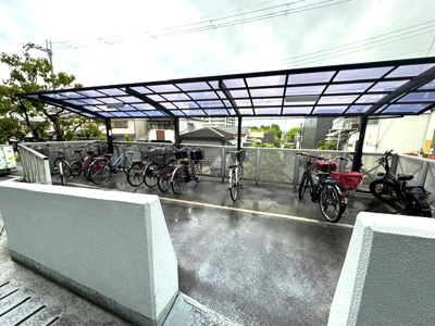 【駐輪場】 | コスモヒルズ北野田 | 自転車置き場有り！屋根の付いた自転車置き場なので、雨による自転車の劣化も防げます。