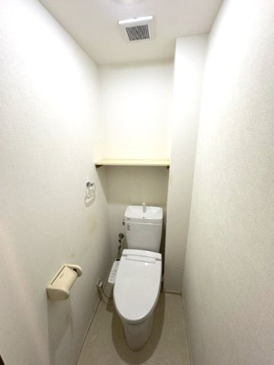 【トイレ】 | コスモヒルズ北野田 | 冬場のトイレをより快適に！温かい便座とシャワーで気持ちよく使える温水洗浄便座付トイレです。
