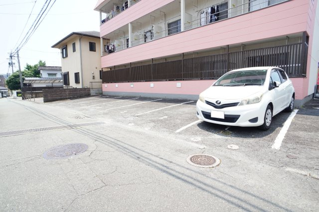 熊本市中央区黒髪４丁目のアパートの駐車場