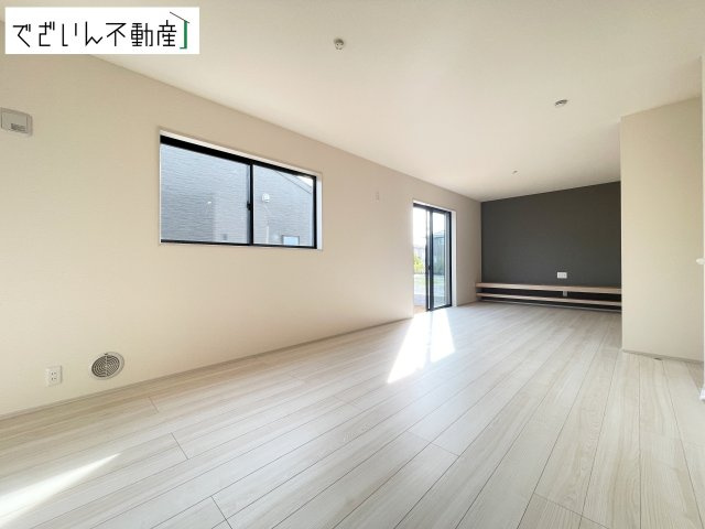 【居間・リビング】 | Livele Garden.S熊谷市拾六間 第6　新築住宅 | ≪1号棟≫南からたっぷり差し込む陽光が、家族の団らんをあたたかく照らす。広々としたLDKは、子どもが走り回っても余裕のある安心空間です。
現地(2026年8月撮影)