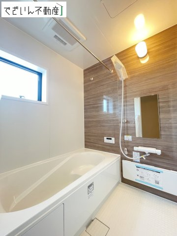 【浴室】 | Livele Garden.S熊谷市拾六間 第6　新築住宅 | ≪1号棟≫清潔感のあるバスルームは、忙しい毎日の中でほっと一息つける場所。育児の合間に、心も体もリセットできる大切な時間が生まれます。
現地(2026年8月撮影)