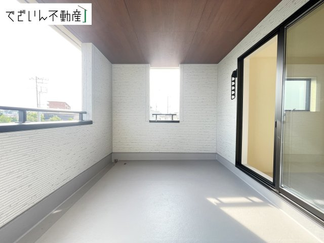 【バルコニー】 | Livele Garden.S熊谷市拾六間 第6　新築住宅 | ≪1号棟≫植物を育てたり、椅子を置いて読書したり。暮らしにちょっとした豊かさを添える空間です。
現地(2026年8月撮影)