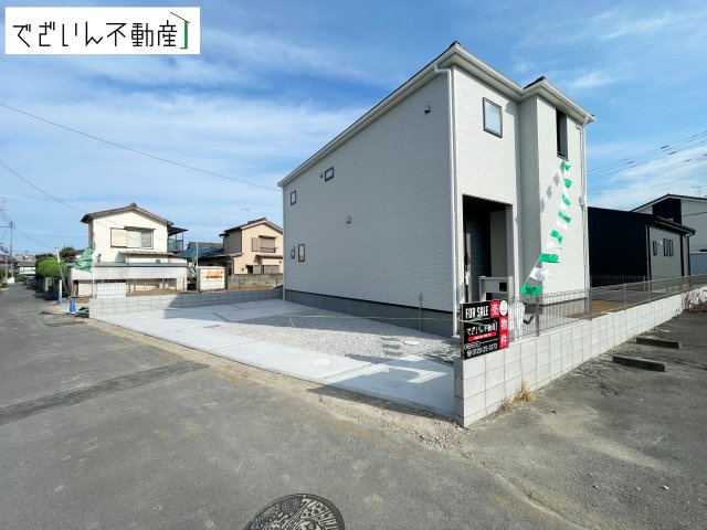 【外観】 | Livele Garden.S熊谷市拾六間 第6　新築住宅 | ≪1号棟≫≫街並みに馴染む、シンプルで洗練された佇まい。暮らしにちょっとした遊び心を添えてくれるお家です。
現地(2026年8月撮影)