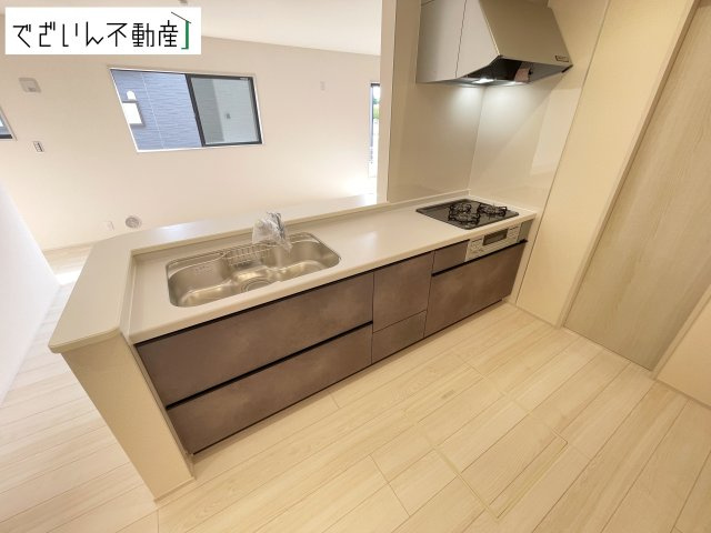 【キッチン】 | Livele Garden.S熊谷市拾六間 第6　新築住宅 | ≪1号棟≫共働きでも無理なく使える効率的なレイアウト。夕食の準備も、家族の会話を楽しみながら進められる、心地よいキッチンです。
現地(2026年8月撮影)