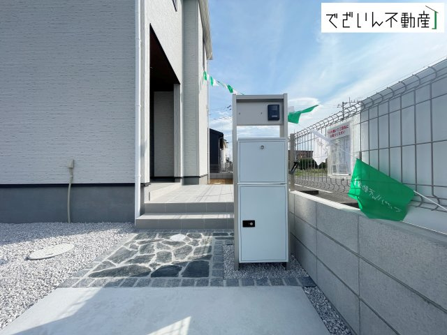【玄関】 | Livele Garden.S熊谷市拾六間 第6　新築住宅 | ≪1号棟≫玄関の前には、荷物の受け取りに便利な宅配ボックス付の門柱・POSTがあります。
現地(2026年8月撮影)