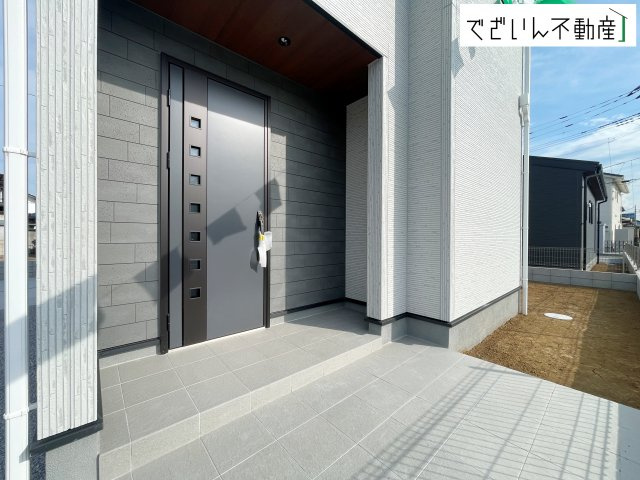 【玄関】 | Livele Garden.S熊谷市拾六間 第6　新築住宅 | ≪1号棟≫清潔感溢れる玄関がお出迎えする本邸宅の物語は、ここから始まる日常を期待させます。この場所には「希望」と「優越」で包み込んでくれる「特別」な空間があります。
現地(2026年8月撮影)
