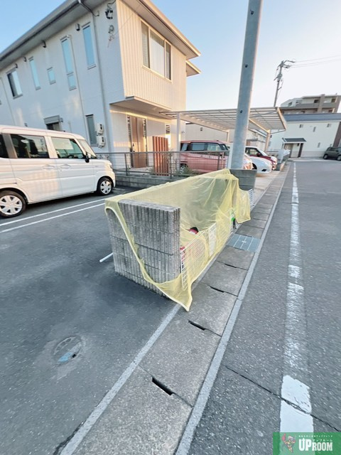 アンバーコート文津の駐車場