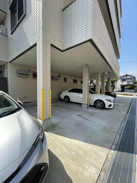 SKY RESIDENCEの駐車場|車をお持ちの方に嬉しい駐車場付きの物件です