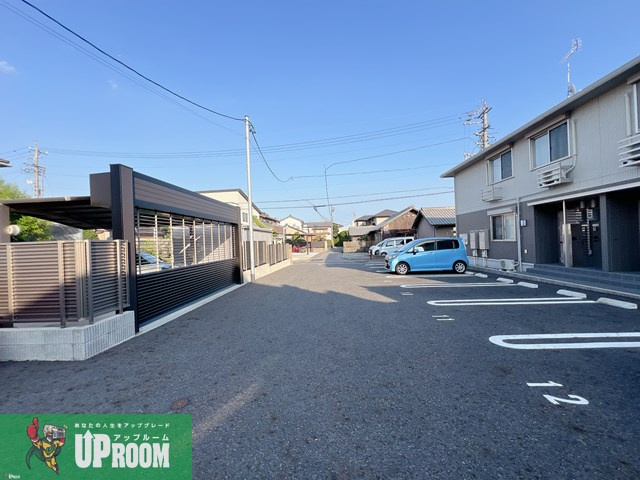 プリメーラ WESTの駐車場