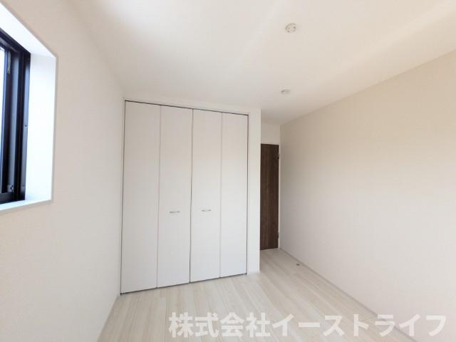 【新築戸建】　いわき市平塩第1　全2棟　長期優良住宅の洋室|2号棟写真　フローリングのお部屋は耐久性があり傷がつきにくいので、一般的な使用ではメンテナンスはあまり必要ありません。また、汚れたらさっと拭き取るだけで、キレイな状態を保つことができます。