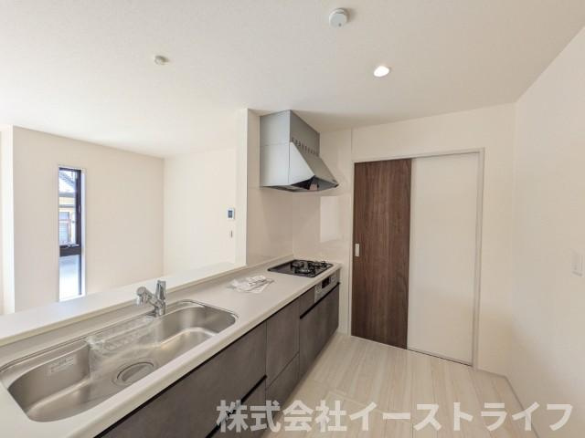 【新築戸建】　いわき市平塩第1　全2棟　長期優良住宅のキッチン|2号棟写真　対面キッチンを選ぶ方の多くが、家族とのコミュニケーションを重視して選ばれます。特に小さなお子さんを持つご家庭では、調理中もお子さんの様子をみられるということは大きな安心に繋がります！