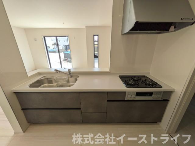 【新築戸建】　いわき市平塩第1　全2棟　長期優良住宅のキッチン|2号棟写真　使い勝手の良いシステムキッチンで、対面式なのでご家族との団欒にもぴったりですね(^^)/また、収納力もあるのでスッキリが実現します◎