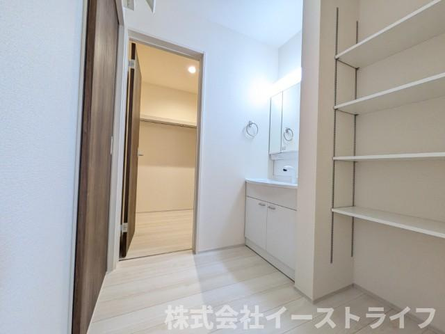 【新築戸建】　いわき市平塩第1　全2棟　長期優良住宅の洗面所|2号棟写真　独立洗面台のとなりには備え付けの棚が設置されているので、バスタオルなどを収納でき大変便利！また洗面室の奥にはファミリークロークが完備されているので動線も◎