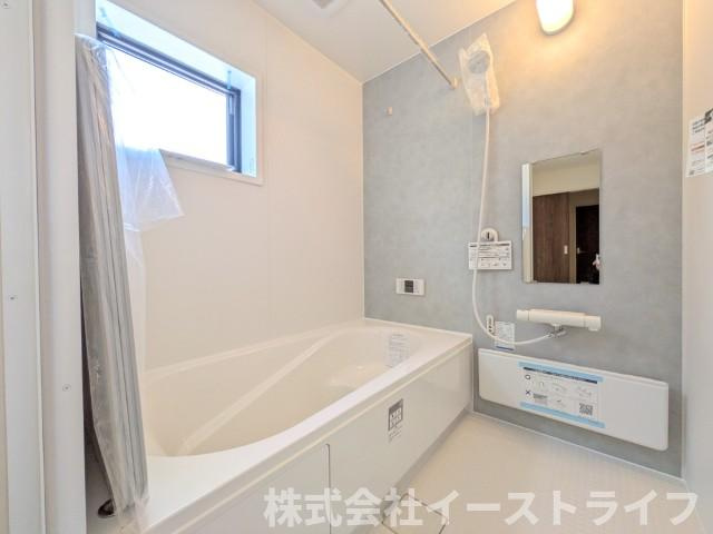 【新築戸建】　いわき市平塩第1　全2棟　長期優良住宅の浴室|2号棟写真　１坪サイズのバスルーム。浴室換気乾燥機を標準装備。乾きやすい床やお手入れのしやすい排水口など、いつも清潔にご使用いただけます。