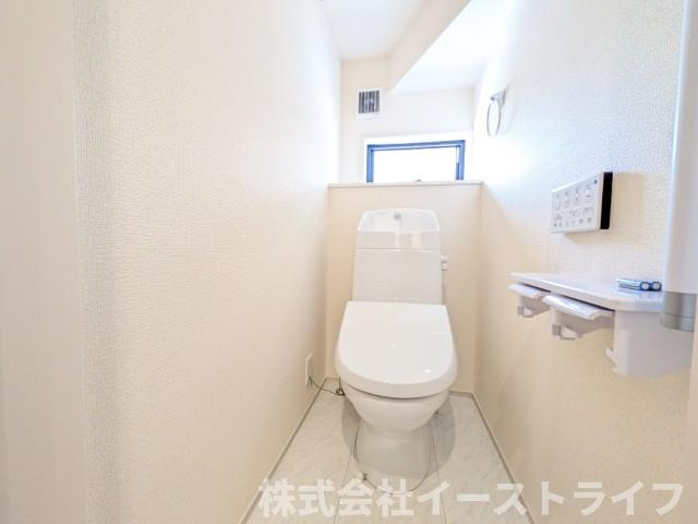 【新築戸建】　いわき市平塩第1　全2棟　長期優良住宅のトイレ|2号棟写真　白を基調とした、シンプルながらも落ち着くデザインです。洗浄機付き温水便座で機能性もばっちりです！1階と2階に完備されているので、朝の忙しい時間帯に困ることはありません。