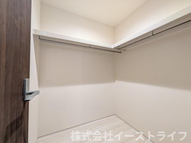 【新築戸建】　いわき市平塩第1　全2棟　長期優良住宅の収納|2号棟写真　洗面室の隣にはファミリークロークが完備されているので、家族全員分の服を収納でき、お風呂あがりの動線も◎