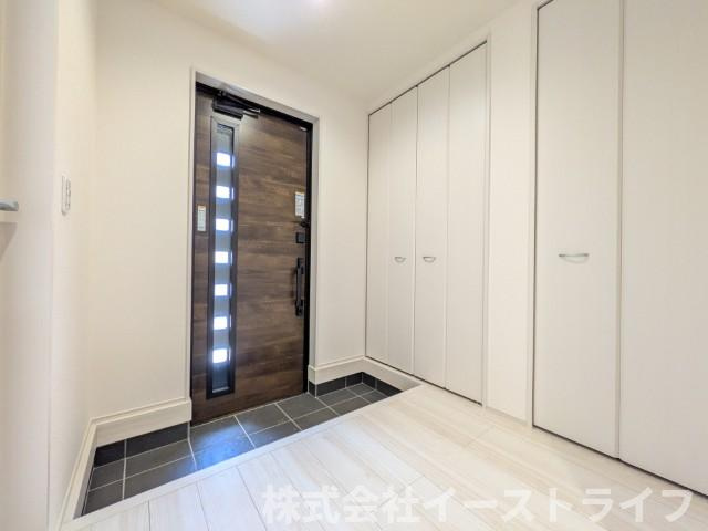 【新築戸建】　いわき市平塩第1　全2棟　長期優良住宅の玄関|2号棟写真　玄関にはシューズボックスが設置されているので靴の整理も困りません。
