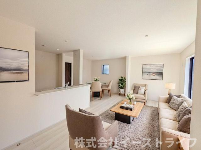 【新築戸建】　いわき市平塩第1　全2棟　長期優良住宅の居間・リビング|2号棟のリビングに家具を配置したイメージ画像です。※本画像はCGで作成しており、実際に現地に 家具は置かれておりません。また、価格に 家具は含まれておりません。