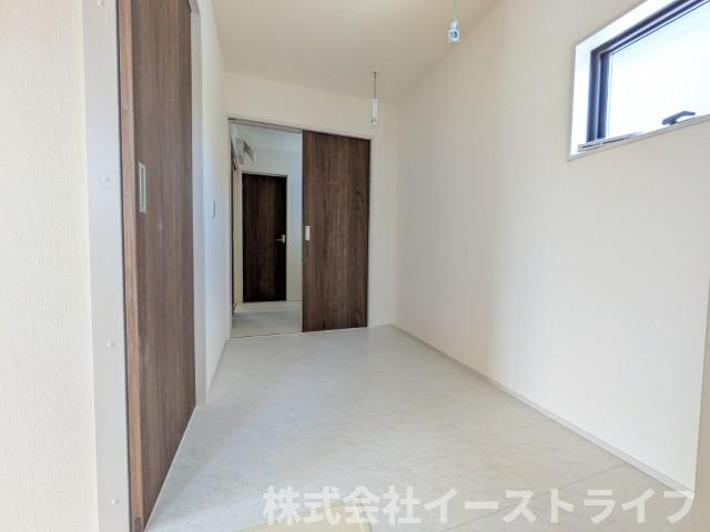 【新築戸建】　いわき市平塩第1　全2棟　長期優良住宅のランドリースペース|2号棟写真　洗面室とランドリールームが独立しています。乾燥機を置くスペースや室内干しバーも設置されているので、洗濯がこのスペースで完結します！