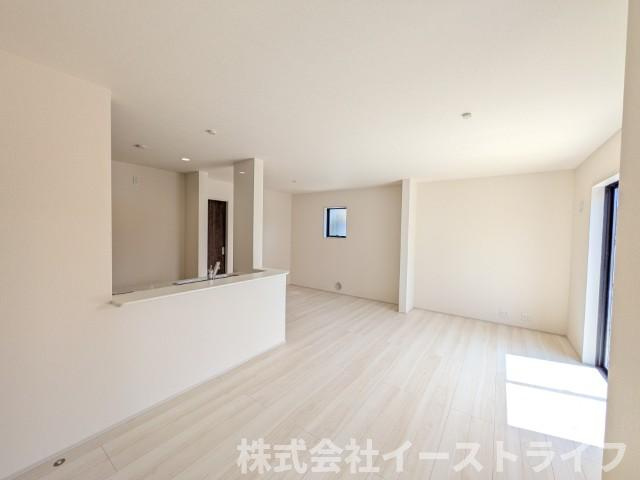 【新築戸建】　いわき市平塩第1　全2棟　長期優良住宅の居間・リビング|2号棟写真　一日の中で多くの時間を過すことになるリビングダイニングだからこそ、いつも穏やかな空間であることが必然。爽やかな通風と採光を存分に感じる事が出来る空間です。