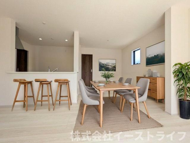 【新築戸建】　いわき市平塩第1　全2棟　長期優良住宅のキッチン|2号棟のダイニングに家具を配置した画像です。※本画像はCGで作成しており、実際に現地に 家具は置かれておりません。また、価格に 家具は含まれておりません。