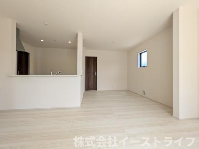 【新築戸建】　いわき市平塩第1　全2棟　長期優良住宅のキッチン|2号棟写真　キッチン隣に広いダイニングスペースがあります。カウンターキッチンなので家族とのコミュニケーション◎