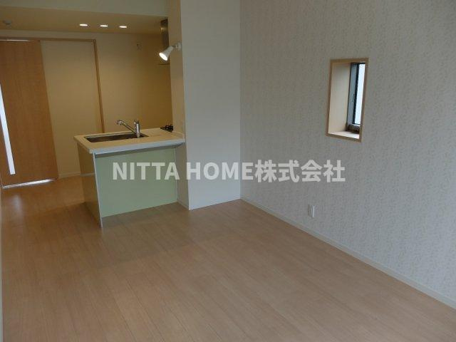シャーメゾン　丹波の内装|リビングにも小窓が付いており風遠しも良いです＊